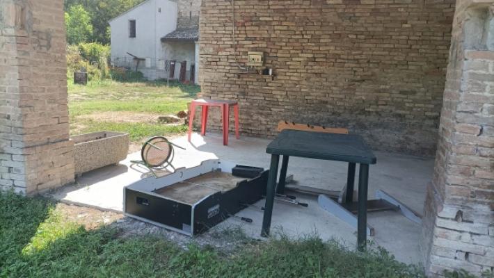 I vandali devastano la canonica di San Siro: distrutto anche il calciobalilla