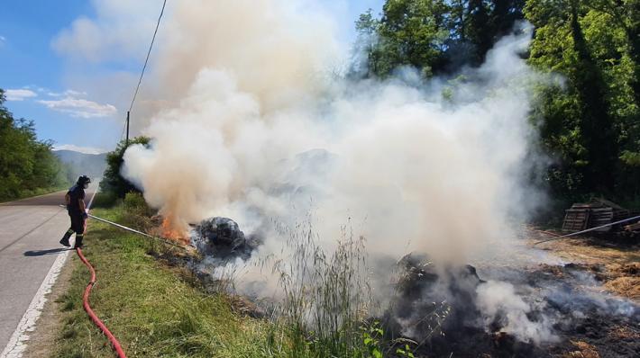 Incendio a San Vitale Baganza, distrutti 150 balloni di fieno