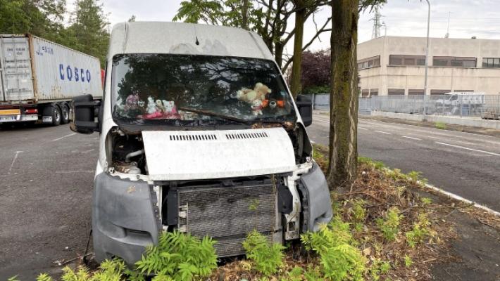 Quei rottami di auto trasformati in una casa