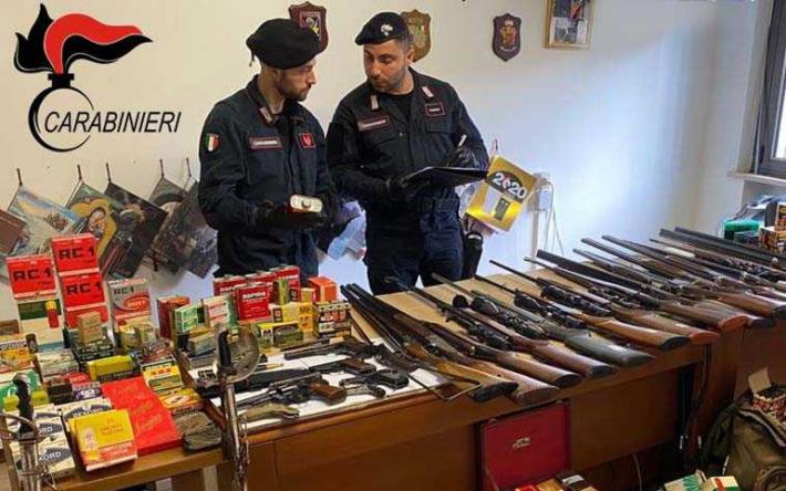 In casa avevano un arsenale mai denunciato: prima l'arresto, poi un quasi 'lieto fine'