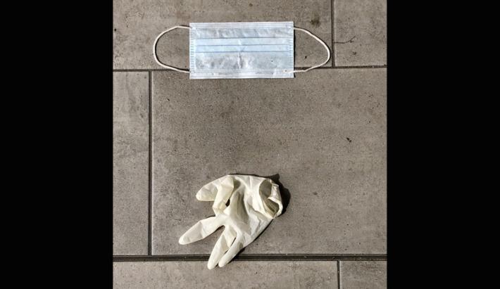 Stop all'abbandono di guanti e mascherine a Parma: multe da 300 a 3.000 euro