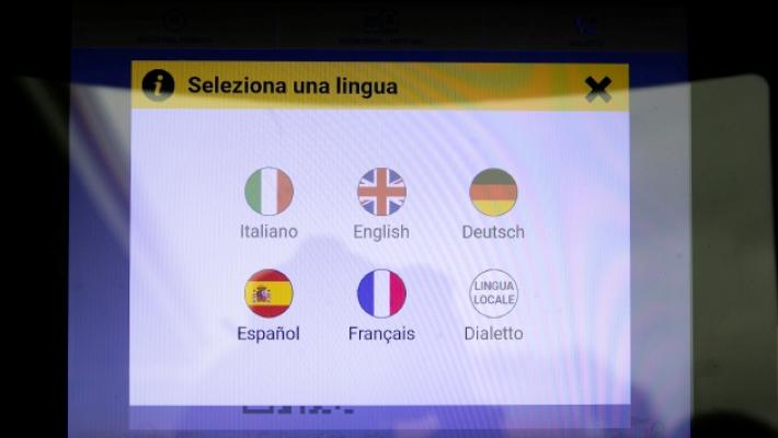 Il distributore self-service che parla in dialetto parmigiano