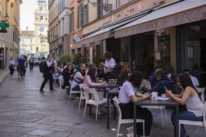 Via Farini, l'aperitivo &egrave; senza assembramenti