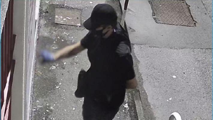 L'imbrattatore di via Treves immortalato da una telecamera