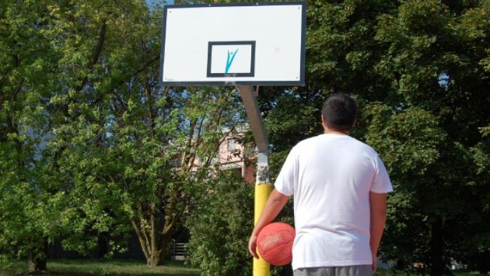 I canestri di via De Chirico: montati da poco sono gi&agrave; spariti