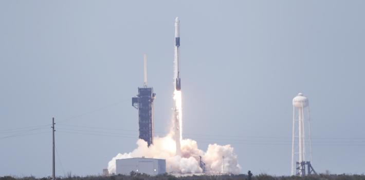 Space X: partita la Crew  Dragon di Musk, l&rsquo;America torna nello spazio dopo 9 anni