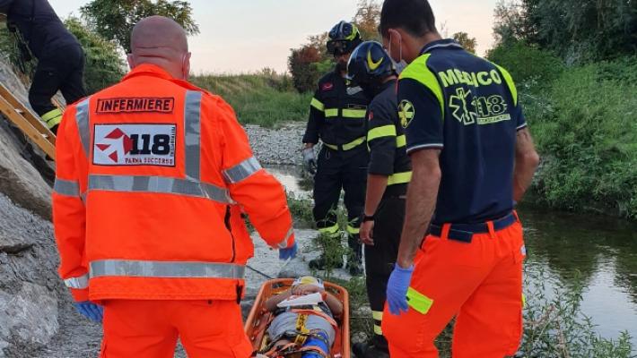 Minorenne cade in una scarpata: task force per recuperarlo dal greto della Ghiara