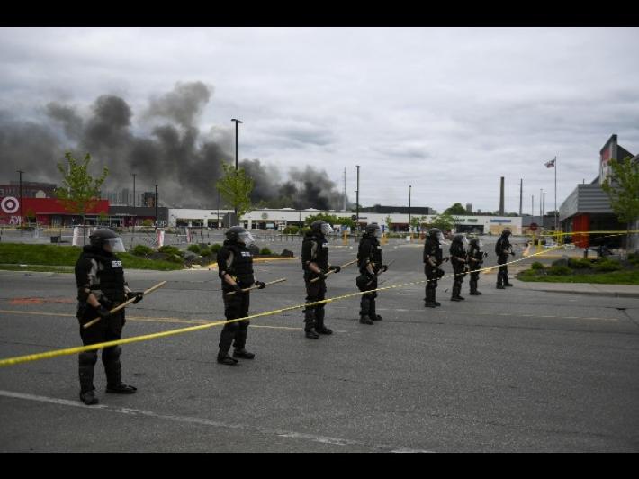 Non si placano le violenze dopo il caso Floyd: un morto a Indianapolis e coprifuoco in 25 citt&agrave;