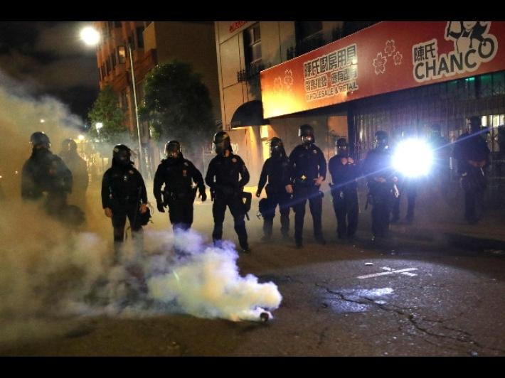 Florida, agente pugnalato al collo durante le proteste