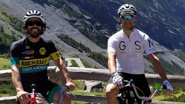 L'impresa: Copercini e Gemma sullo Stelvio in sella a due &laquo;grazielle&raquo;, uno scalzo, l'altro con gli infradito