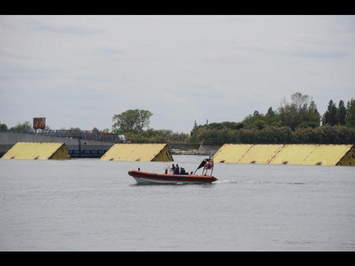 Sale il Mose, la gente assiste dalla  spiaggia