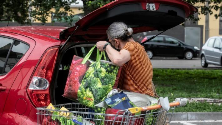 &laquo;Prezzi alle stelle, che fatica riempire il carrello&raquo;