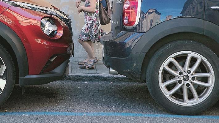 Ausiliari della sosta, multe anche alle auto parcheggiate a meno di un metro di distanza?