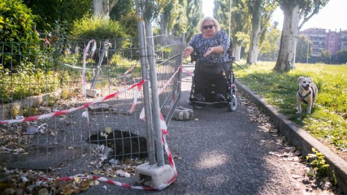 L'ennesima buca: al parco Falcone Borsellino voragine da 4 anni. Un pericolo per disabili e bimbi