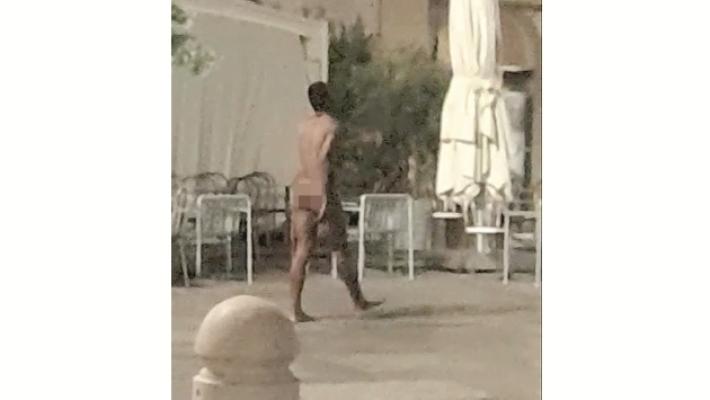 Completamente nudo in piazza Garibaldi
