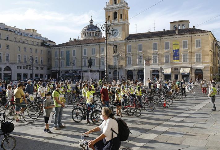 Fiab Bicinisieme, flash mob (a distanza) in piazza Garibaldi per la mobilit&agrave; sostenibile 