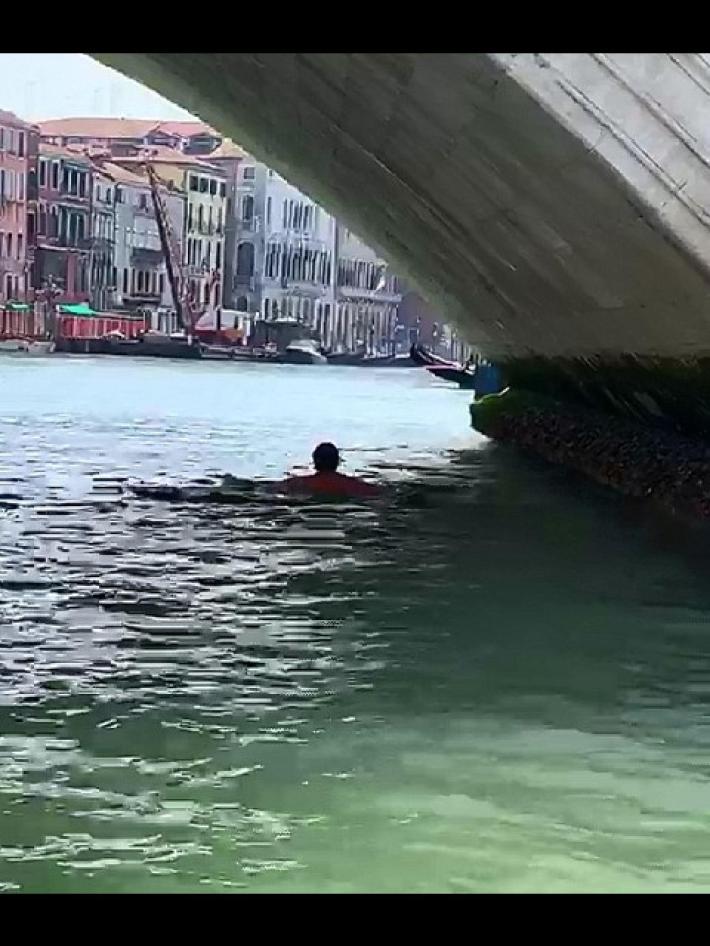 Venezia, turisti tedeschi fanno il bagno nel Canal Grande