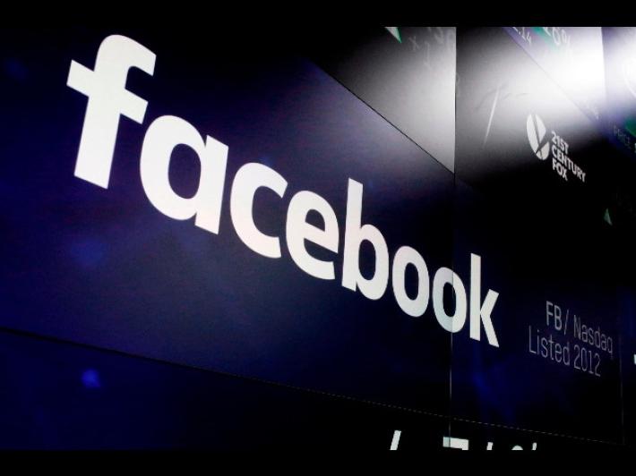 Gli rubano la collana in discoteca e la ritrova su Facebook