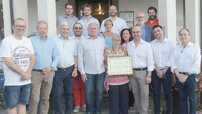 Roberta, 36 anni alle prese con forbici, spazzola e phon