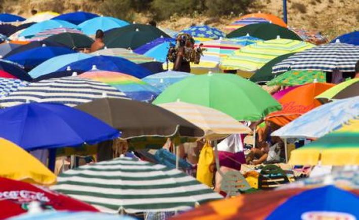 Spiagge, le raccomandazioni dell&rsquo;Iss: distanza in acqua, mascherina in alcuni casi e registro delle presenze -Leggi il vademecum