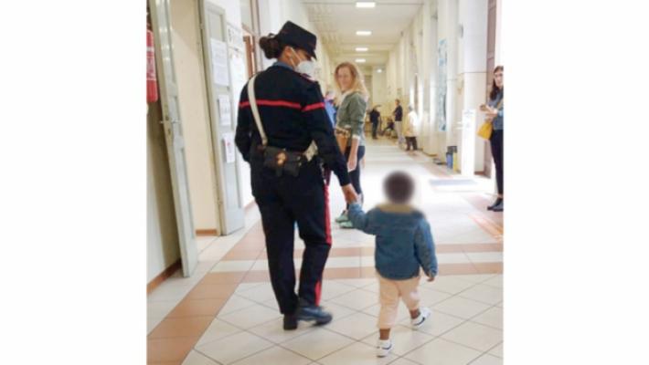 Bimba di tre anni sola al seggio: si era persa