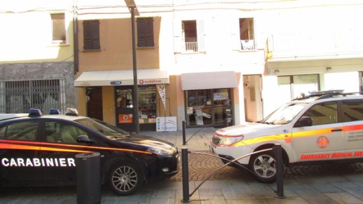 Esce di casa e trova un anziano morto sul pianerottolo