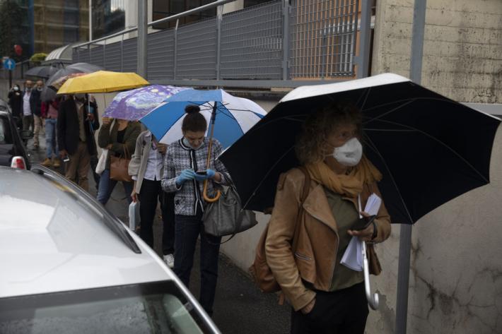 Coda infinita sotto la pioggia