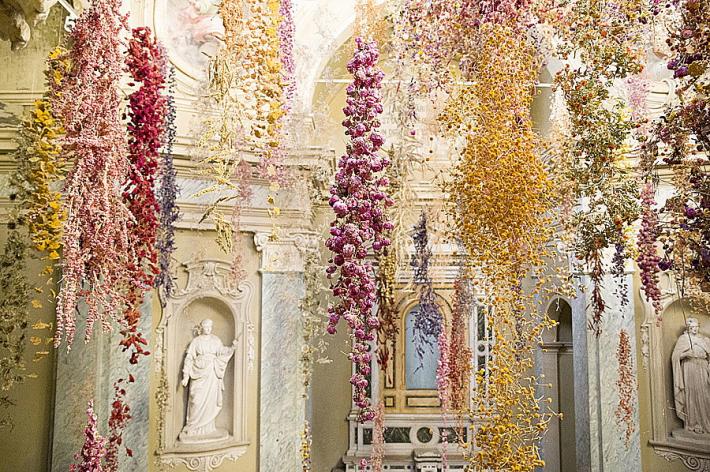 Rebecca Louise Law conquista Parma con 200mila fiori: mostra prorogata fino al 19 dicembre