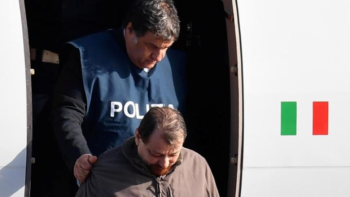 Battisti detenuto comune in via Burla: infuria la polemica