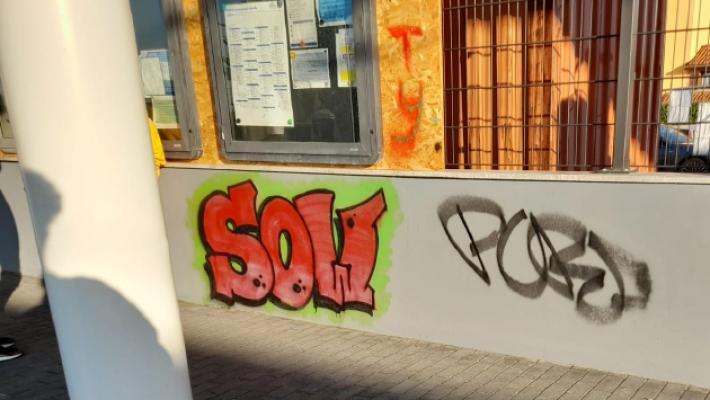 Stazione di Collecchio: danni, vandalismi, graffiti, incuria
