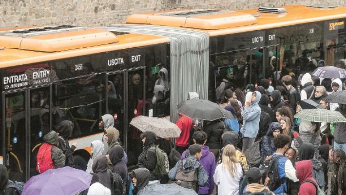 Via le mascherine su treni e autobus. Ma restano in ospedali, rsa, ambulatori
