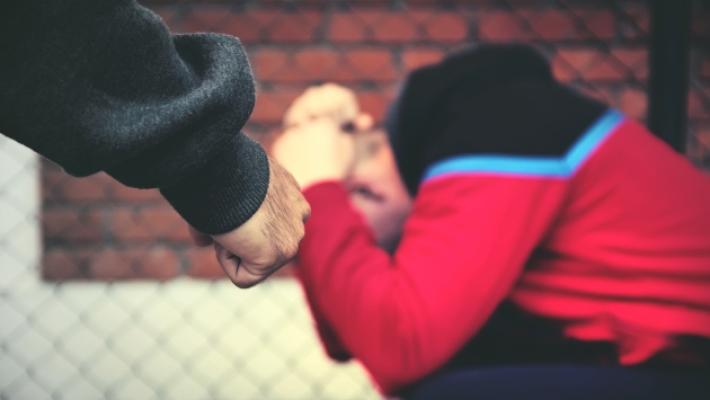 Ragazzino picchiato a scuola dal bullo: trauma cranico e naso rotto