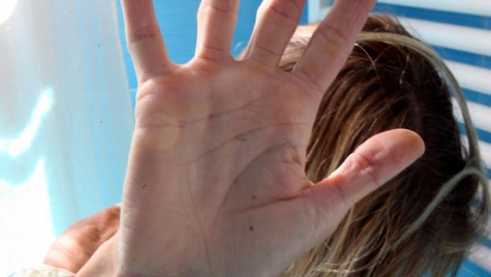 La moglie riposa, e lui la trascina per i capelli