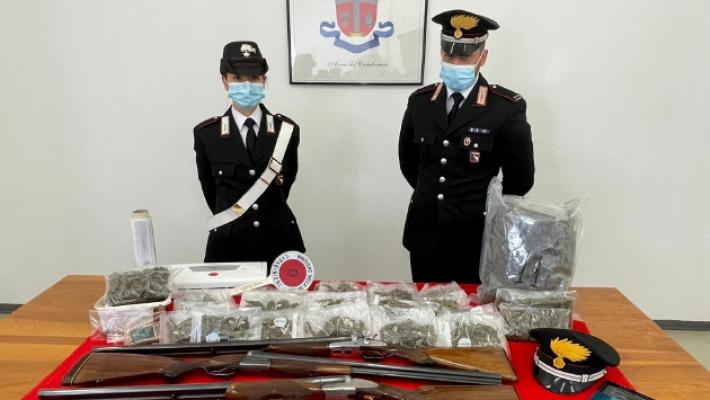 Arsenale di armi e droga in casa: 62enne patteggia