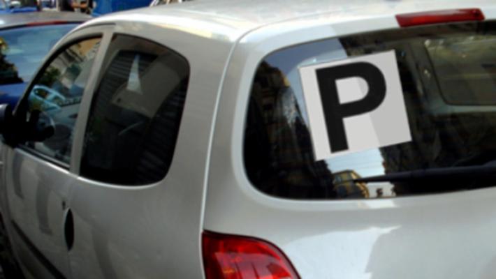 Principiante si blocca alla rotonda: il pap&agrave; scende e viene preso a calci