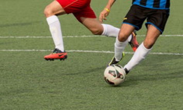 Vede il suo stalker: arbitro ferma la partita