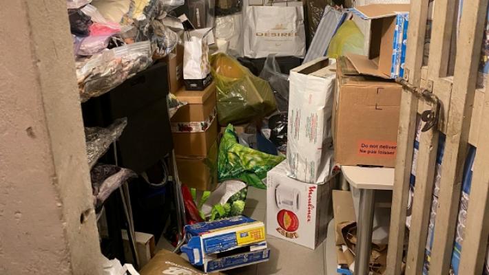 Porte smurate e lucchetti rotti: &egrave; allarme per i ladri delle cantine. Rubati vestiti e biciclette