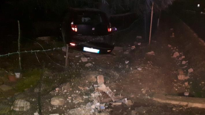 Sfonda con l'auto il muretto di una casa e scappa: chi &egrave; stato?