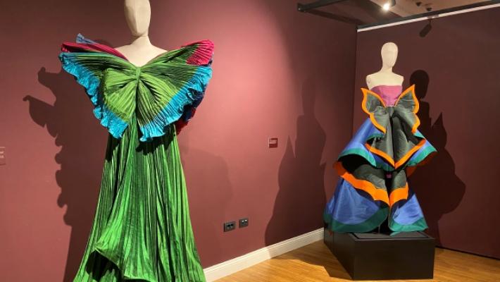 Roberto Capucci, le &laquo;Seriche armature&raquo; in mostra al Labirinto