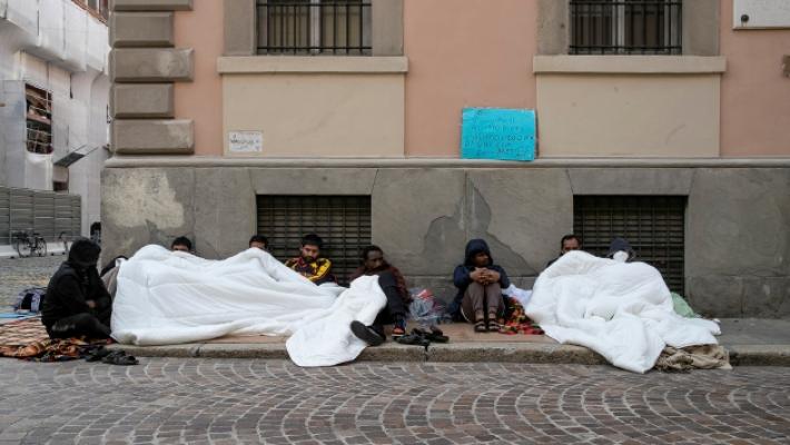 Pachistani accampati in via Cavestro: &laquo;Aiutateci, ci serve una casa&raquo;