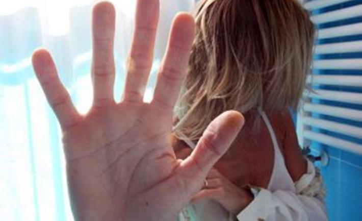 Il pap&agrave; prende di nuovo a pugni la mamma:  il figlio chiama il 112 e la salva