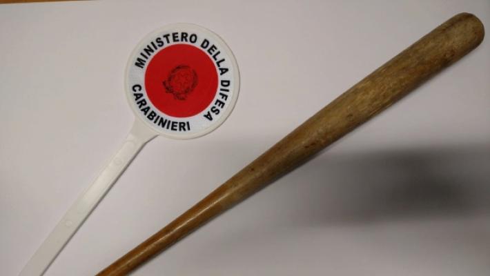 Voleva girare un video &laquo;trap&raquo; con una mazza da baseball: nei guai