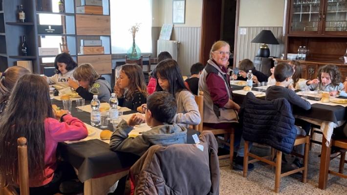 Terenzo, gli scolari vanno a mangiare all'osteria