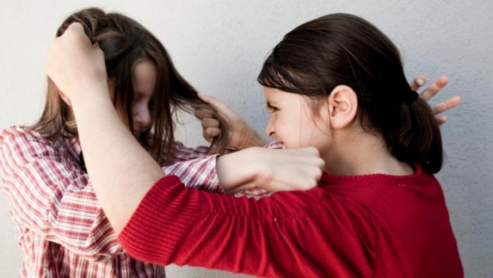 Tredicenne picchiata dalle compagne di classe. Poi l'aggressione postata sui social