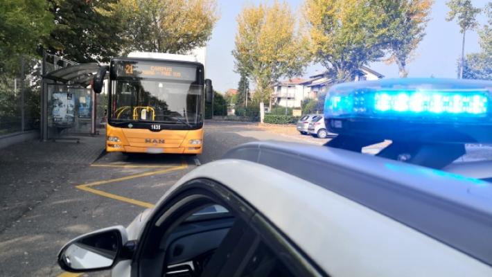 Bus di linea con il faro rotto: autista multato