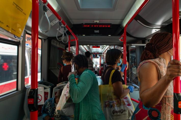 I parmigiani sui bus? Mascherina s&igrave; ma poco distanziamento