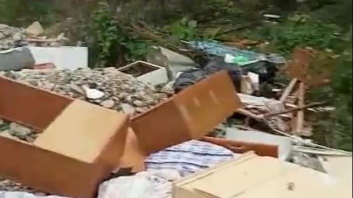 Rifiuti, materassi, divani: via Resga torna ad essere una discarica