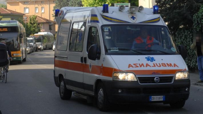 Chiuso in casa per giorni, 57enne vegliava la madre morta