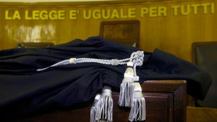 Minacce di morte alla madre: &laquo;I soldi o ti uccido nel sonno&raquo;