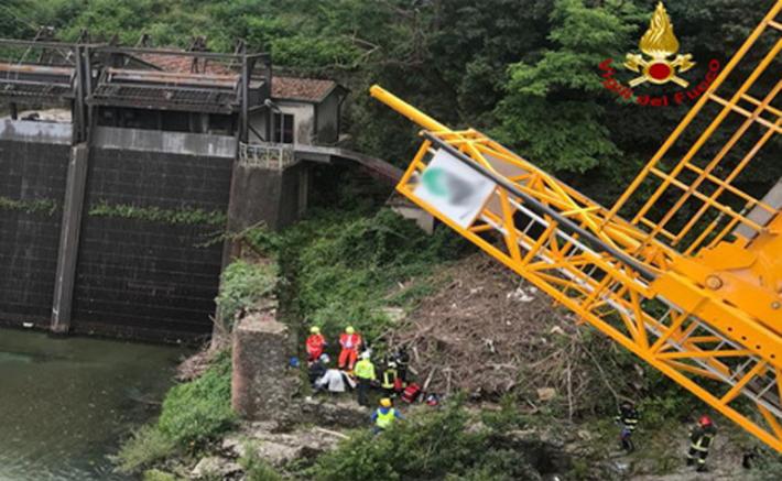 Parma-La Spezia: piattaforma sulla A15 si rovescia, tre operai precipitano nel Magra